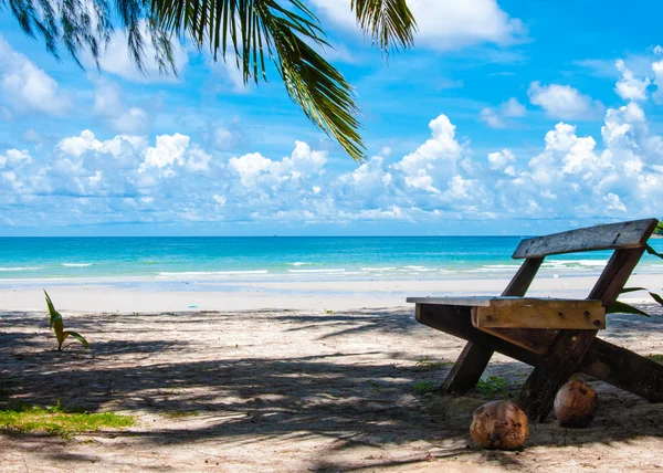 白い砂浜と青い海と美しい熱帯ビーチ — ストック写真
