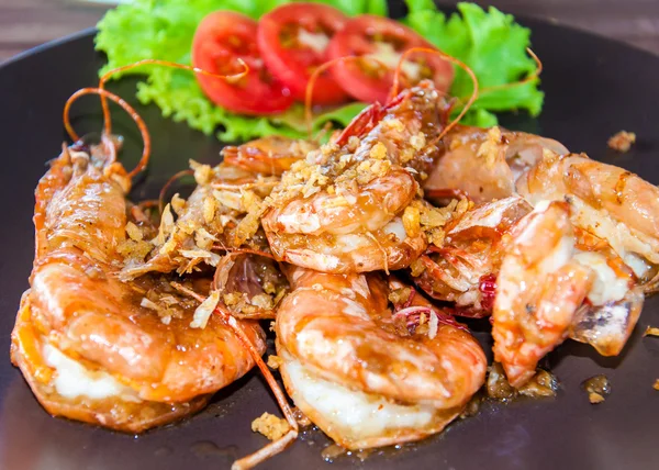 Gros plan sur le plat thaï traditionnel aux crevettes épicées — Photo