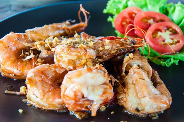 Gros plan sur le plat thaï traditionnel aux crevettes épicées — Photo