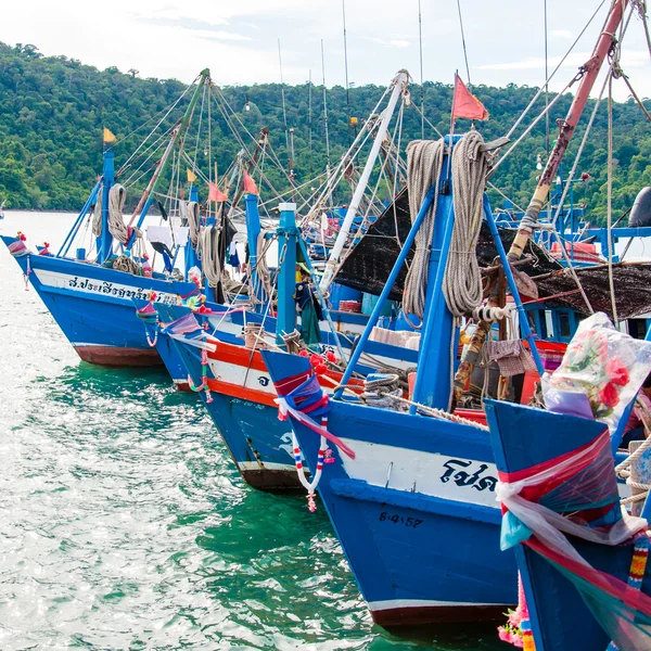 Balıkçı tekneleri, baan aoyai salata Limanı ve balıkçı köyü koh kood Island, Tayland tarihinde görünümünü — Stok fotoğraf