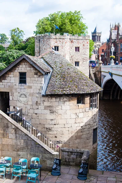 Vue sur la rivière Ouse et le pont dans la ville de York, au Royaume-Uni.York est une ville fortifiée historique au confluent des rivières Ouse et Foss dans le Yorkshire du Nord, en Angleterre — Photo