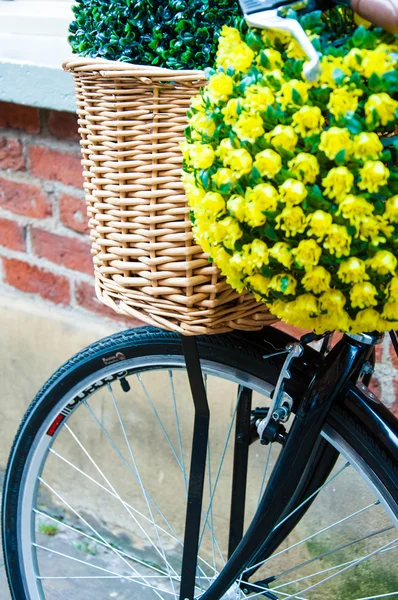 Закрыться на уличном велосипеде с корзиной цветов — стоковое фото