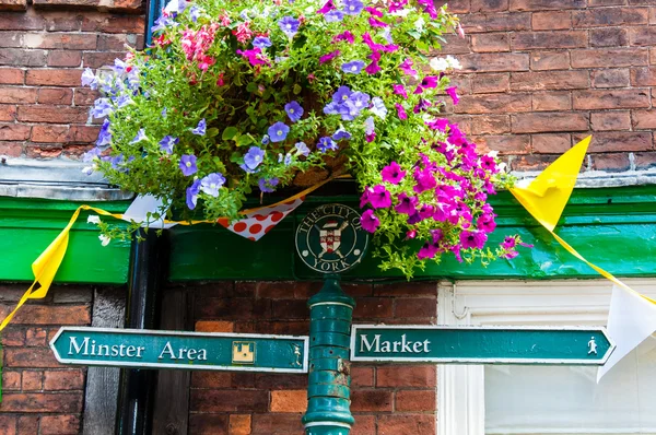 Close-up op toeristische teken posten in de stad van york, uk.york is een historische ommuurde stad aan de samenvloeiing van de rivieren de ouse en de foss in north yorkshire, Engeland — Stockfoto