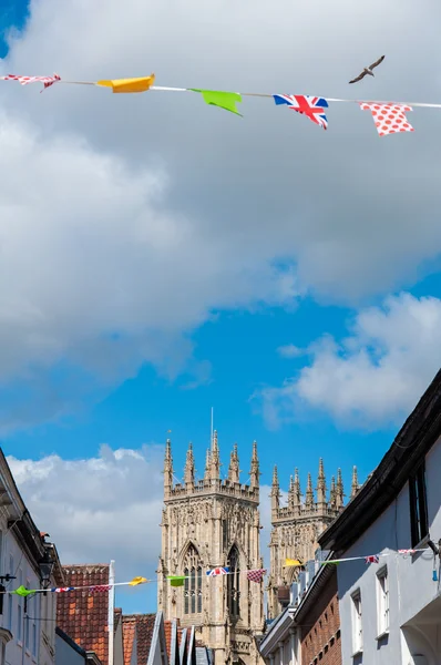 York minster ile festival sokak görünümü arka planda tarihsel york kentinde, north yorkshire, İngiltere'de yapılan kuleleri — Stok fotoğraf