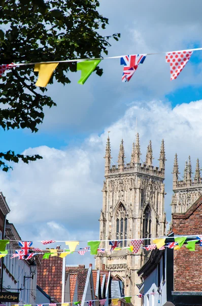 Vista de la calle festiva con las torres York Minster en segundo plano en la histórica ciudad de York, Yorkshire del Norte, Reino Unido — Foto de Stock