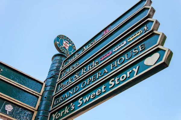 Close-up op toeristische teken posten in de stad van york, uk.york is een historische ommuurde stad aan de samenvloeiing van de rivieren de ouse en de foss in north yorkshire, Engeland — Stockfoto