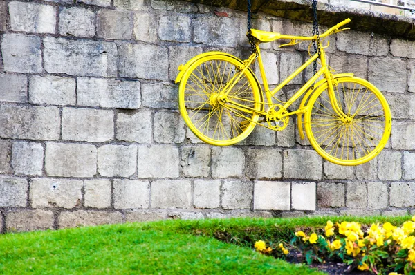 Bicicleta amarilla expuesta en las murallas de la ciudad de York como símbolo del Tour de Francia por Yorkshire — Foto de Stock