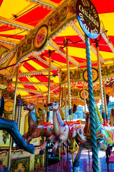 Vista de Carrossel com cavalos em um carnaval Merry Go Round — Fotografia de Stock