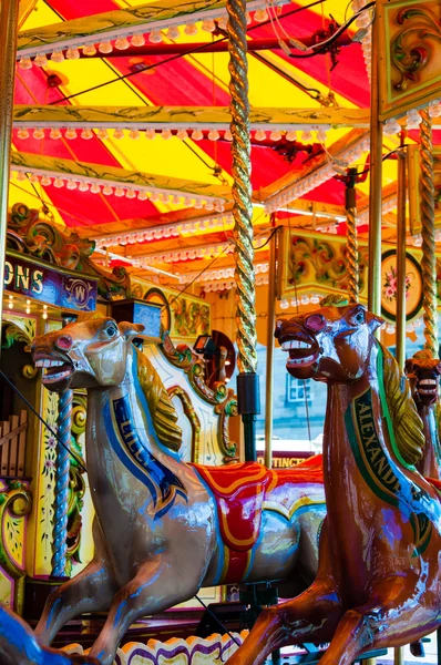 Pohled Carousel s koňmi na karneval veselé go round — Stock fotografie