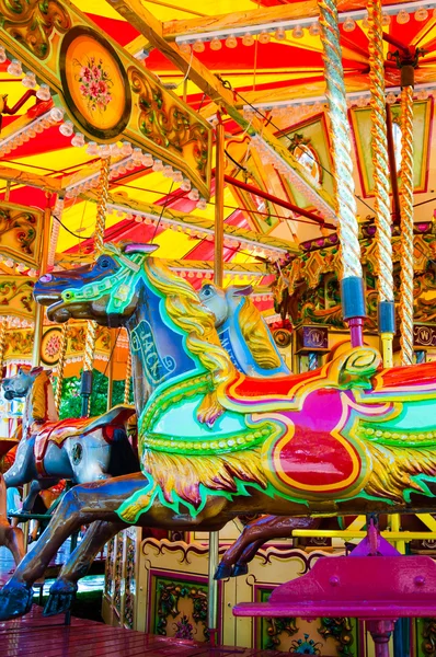 Vista de Carrossel com cavalos em um carnaval Merry Go Round — Fotografia de Stock