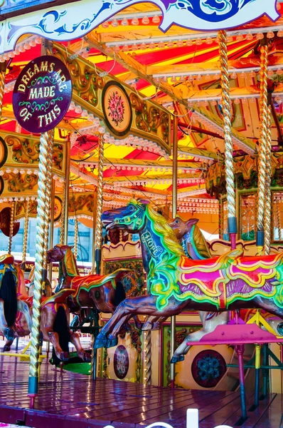 Vue du Carrousel avec des chevaux sur un carnaval Merry Go Round — Photo