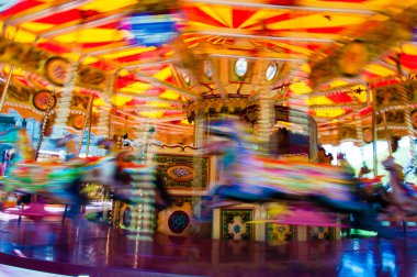 atlıkarınca at ile görünüm bir karnaval merry go round