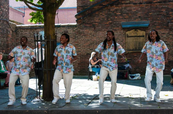 Chanteurs de rue se produisant dans la ville historique de York, Angleterre — Photo