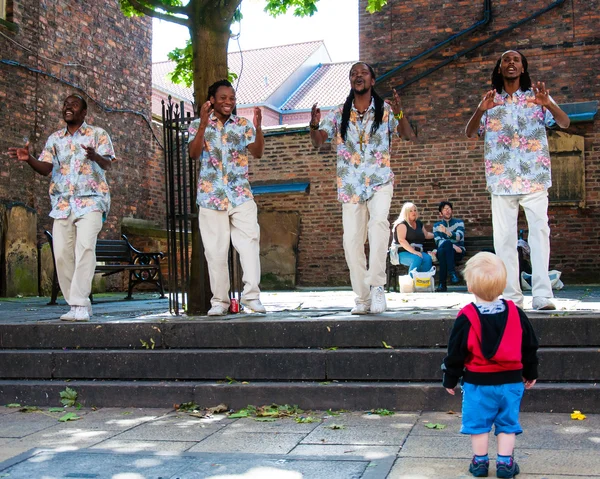 Chanteurs de rue se produisant dans la ville historique de York, Angleterre — Photo