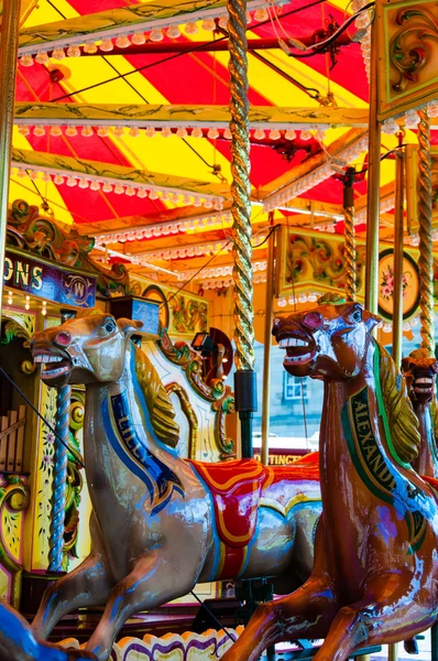 Vista de Carrossel com cavalos em um carnaval Merry Go Round — Fotografia de Stock