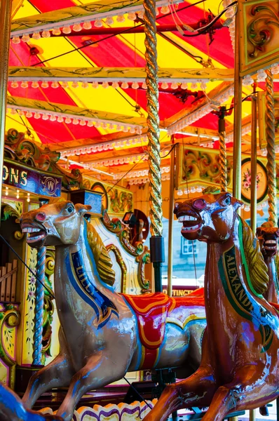 Atlıkarınca at ile görünüm bir karnaval merry go round — Stok fotoğraf