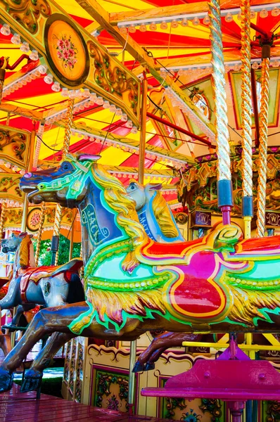 Vista de Carrossel com cavalos em um carnaval Merry Go Round — Fotografia de Stock