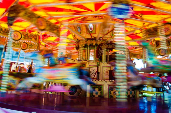 Vista de Carrossel com cavalos em um carnaval Merry Go Round — Fotografia de Stock