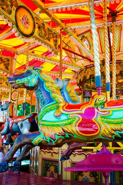 Syn på karusell med hästar på en karneval merry go round — Stockfoto