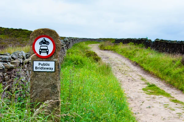 Öffentlicher Reiterweg rot-weißes Hinweisschild in englischer Landschaft — Stockfoto