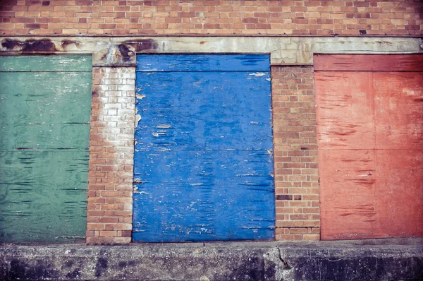 Tábuas de madeira coloridas com tinta de descascamento — Fotografia de Stock