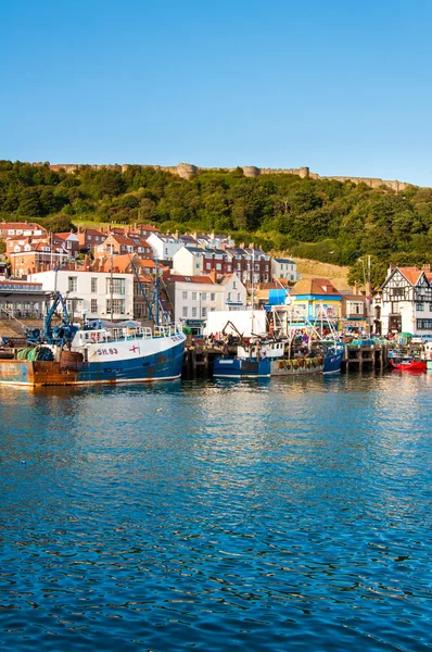 Pohled přes scarborough jižní zátoky přístavu v severní yorskire, Anglie — Stock fotografie