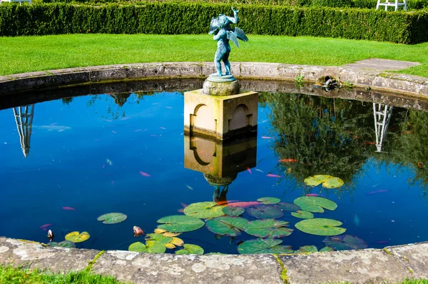 English Landscape garden in Summertime with fishpond and statue — Stock Photo, Image