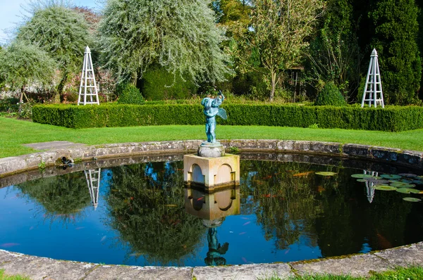 English Landscape garden in Summertime with fishpond and statue — Stock Photo, Image