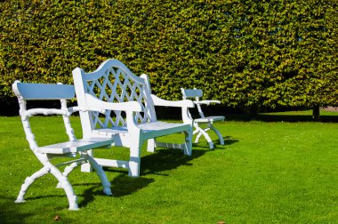 Beyaz ahşap Bank ve sandalyeler kırsal İngilizce Park