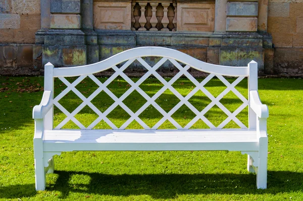 White wooden bench in countryside English park — Stock Photo, Image