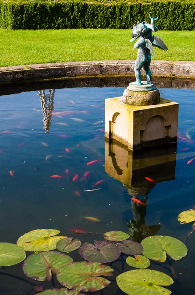 English Landscape garden in Summertime with fishpond and statue — Stock Photo, Image