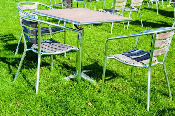 Mesas e cadeiras no jardim na hora de verão — Fotografia de Stock