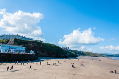 Whitby Beach North Yorkshire, İngiltere'de güneşli bir sonbahar günü içinde görünüm