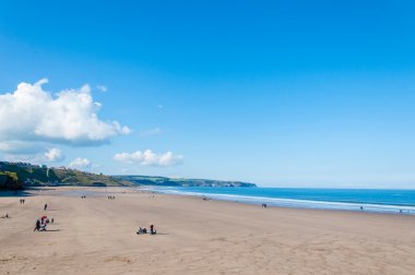 Whitby Beach North Yorkshire, İngiltere'de güneşli bir sonbahar günü içinde görünüm