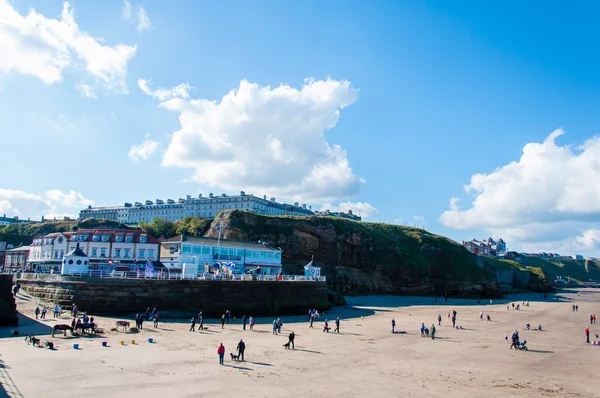 View of Whitby beach in a sunny autumn day in North Yorkshire, UK — Stock Photo, Image