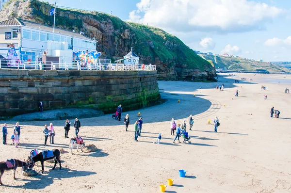 Weergave van Whitby strand in een zonnige herfstdag in North Yorkshire, Verenigd Koninkrijk — Stockfoto