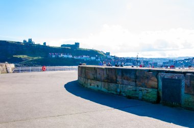Doğal Whitby iskele görünümünde North Yorkshire, İngiltere'de güneşli sonbahar günü