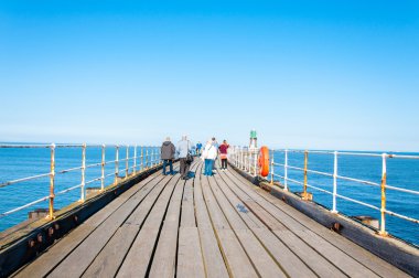 Doğal görünümünde North Yorkshire, İngiltere'de güneşli sonbahar günü Whitby deniz feneri ve Pier.