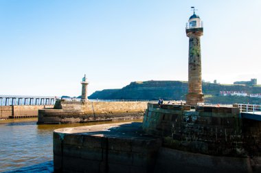 Doğal görünümünde North Yorkshire, İngiltere'de güneşli sonbahar günü Whitby deniz feneri ve Pier.