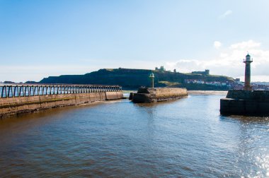 Doğal görünümünde North Yorkshire, İngiltere'de güneşli sonbahar günü Whitby deniz feneri ve Pier.