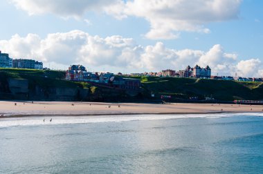 Whitby Beach North Yorkshire, İngiltere'de güneşli bir sonbahar günü içinde görünüm