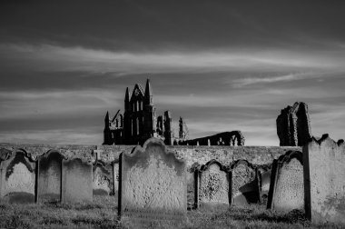Whitby Abbey ve mezarlık North Yorkshire, İngiltere'de gece görünümü