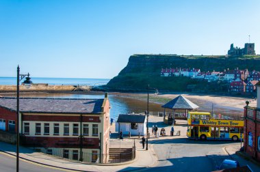 Whitby şehir ve güneşli sonbahar günü Kuzey Yorkshire, İngiltere'de manastırda doğal görünümünü