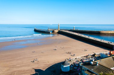 Whitby Beach North Yorkshire, İngiltere'de güneşli bir sonbahar günü içinde görünüm