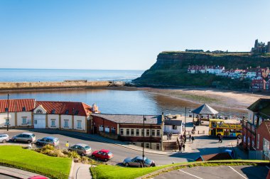 Whitby şehir ve güneşli sonbahar günü Kuzey Yorkshire, İngiltere'de manastırda doğal görünümünü