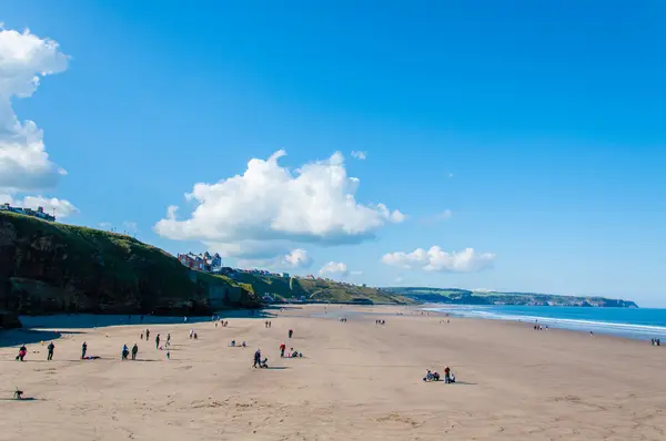 Vista de la playa de Whitby en un soleado día de otoño en North Yorkshire, Reino Unido — Foto de Stock