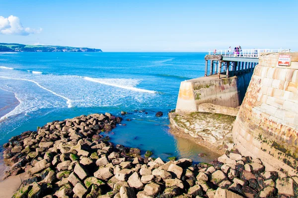 Vista panorámica del muelle Whitby en el soleado día de otoño en North Yorkshire, Reino Unido — Foto de Stock