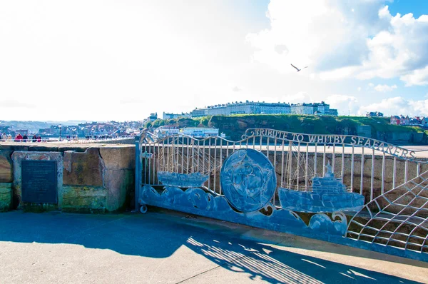 Vista panorâmica do Whitby Lighthouse e Pier no ensolarado dia de outono em North Yorkshire, Reino Unido . — Fotografia de Stock