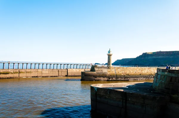 Vista panoramica del faro di Whitby e del molo nella soleggiata giornata autunnale nel North Yorkshire, Regno Unito . — Foto Stock