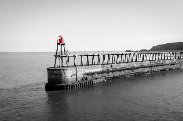 Vista panoramica del faro di Whitby e del molo nella soleggiata giornata autunnale nel North Yorkshire, Regno Unito . — Foto Stock